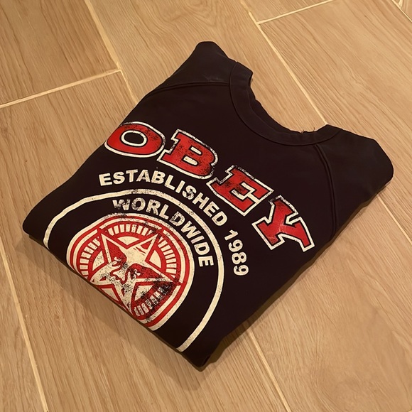 Obey crewneck sweatshirt.Size M in mens.Can be worn oversized for size S women. - Picture 2 of 7